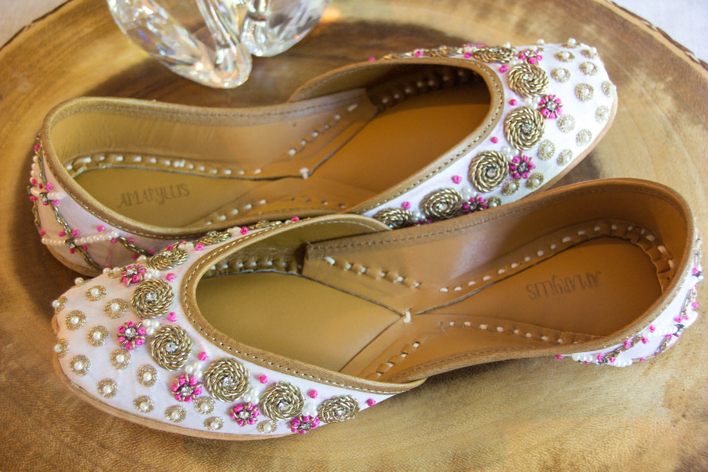 Amaira White Pearl Jutti