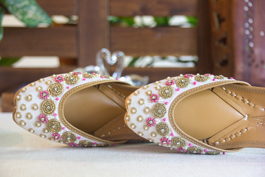 Amaira White Pearl Jutti