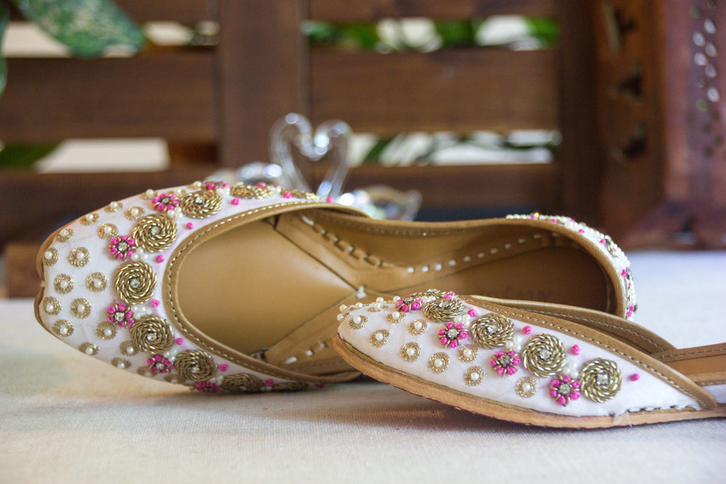 Amaira White Pearl Jutti