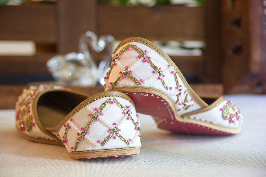 Amaira White Pearl Jutti